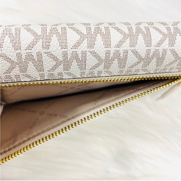 Michael Kors Jet Set Travel Large Trifold Wallet - Picture 10 of 16